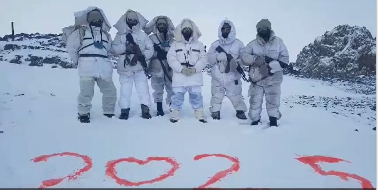 دنیا کےبلند ترین محاذ جنگ سےپاک فوج کےجوانوں کا قوم کو نئےسال پر مبارک باد کا پیغام