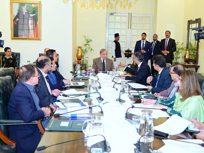 غریب عوام پر بوجھ ڈالنے کے بجائےنادہندگان سےٹیکس وصول کیاجائے:وزیراعظم