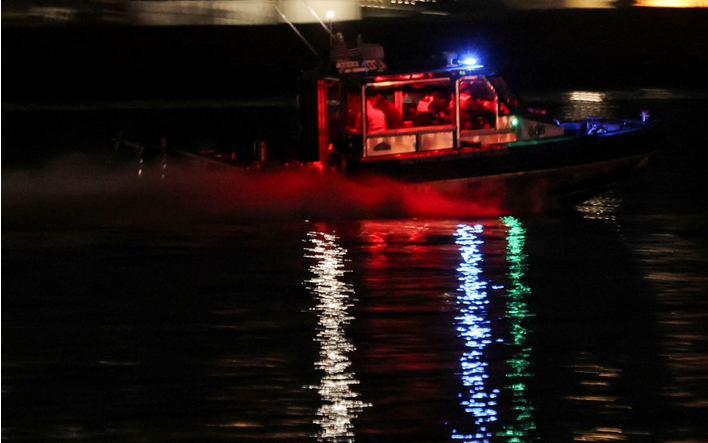 واشنگٹن : مسافر طیارہ فوجی ہیلی کاپٹر سے ٹکرا کر دریا میں گر کر تباہ، ہلاکتوں کا خدشہ