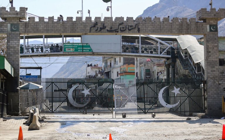 پاکستان نے افغانستان کے ساتھ بادینی بارڈر کھولنے کا فیصلہ کر لیا، طالبان حکومت سے رابطہ