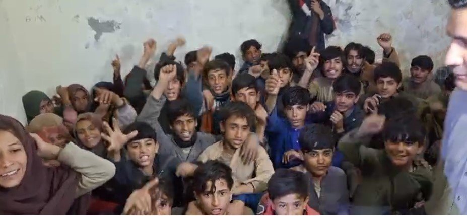 50 افغان بچے ڈی پورٹ،طورخم بارڈر پر افغان حکام کے حوالے