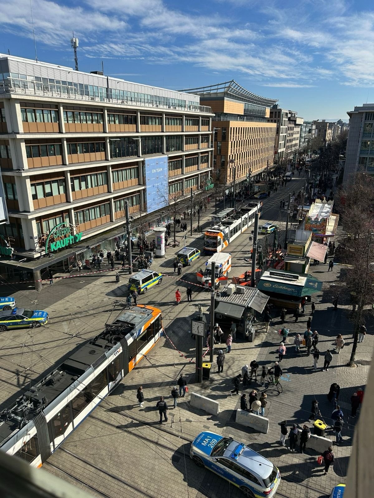 جرمنی میں تیز رفتار کار عوامی اجتماع پر چڑھ دوڑی،2ہلاک متعدد زخمی