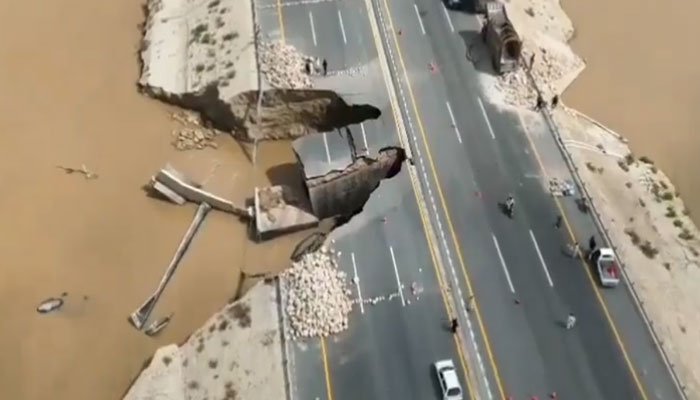 جلال پور پیروالا پر موٹروے ایم 5 کا ایک اور حصہ سیلاب میں بہہ گیا