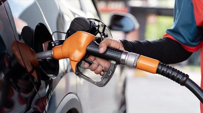 اسلام آباد :  یکم اکتوبر سے  پیٹرولیم مصنوعات کی قیمتوں میں اضافے کا امکان ہے۔