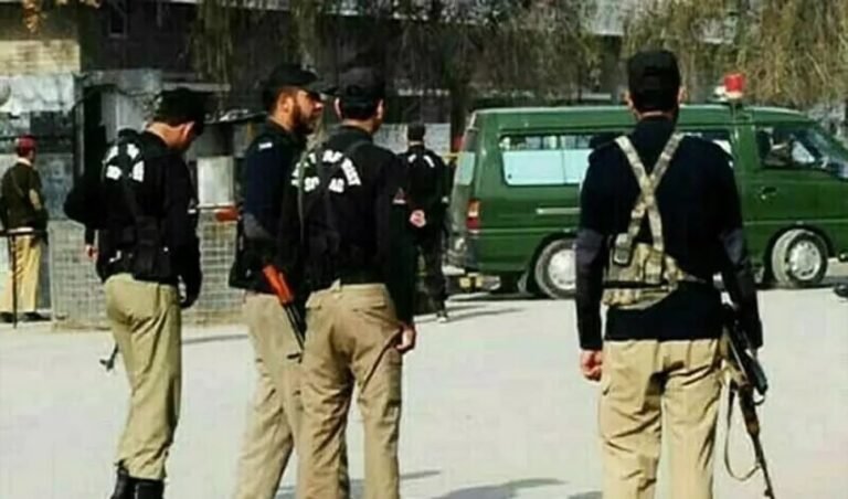 دہشتگردوں کا درہ آدم خیل میں حملہ، ایک پولیس اہلکار شہید، ایف سی حوالدار شدید زخمی