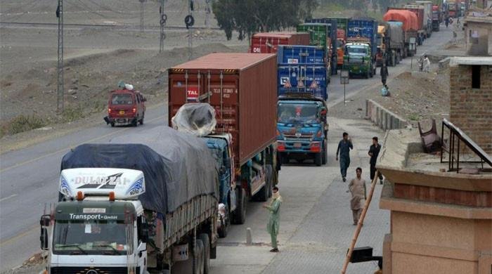 پاک افغان کشیدگی سے سرحدی راستے 13 ویں روز بھی بند،گاڑیوں کی قطاریں، پھل سبزیاں خراب