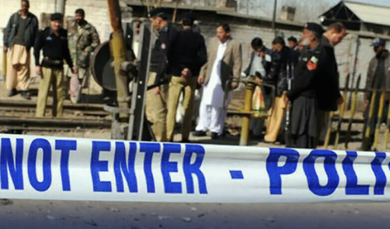 بلوچستان کے ضلع خاران میں نامعلوم مسلح افراد کا جوڈیشل کمپلیکس پر حملہ، قاضی اغوا، عمارت کو آگ لگا دی گئی۔ پولیس کےمطابق خااران میں نامعلوم مسلح افراد نےجوڈیشل کمپلیکس پرحملہ کر کےعمارت کو آگ لگا دی، پولیس کے مطابق مسلح افراد نے کارروائی کےدوران ڈیوٹی پرموجود قاضی جان محمد کو اغوا کر لیا اورفرار ہو گئے۔ جس کے بعد سیکیورٹی فورسز اورپولیس نے علاقے کوگھیرے میں لے کر سرچ آپریشن شروع کر دیا ہے۔پولیس اور ریسکیو اہلکاروں نے موقع پر پہنچ کر آگ بجھانے کا عمل شروع کیا اور کئی گھنٹوں کی جدوجہد کے بعد آگ بجھا دی ، آتشزدگی کے باعث کمپلیکس میں موجود عدالتی ریکارڈ خاکستر ہو گیا۔ پولیس کاکہنا ہے کہ قاضی جان محمد کی تلاش کے لیےتمام راستوں پر ناکہ بندی کر دی گئی ہے اورعلاقے میں سرچ آپریشن جاری ہے،مزید تحقیقات جاری ہیں جبکہ حملے کی نوعیت اور محرکات جاننے کے لیے اعلیٰ حکام نے رپورٹ طلب کر لی ہے۔