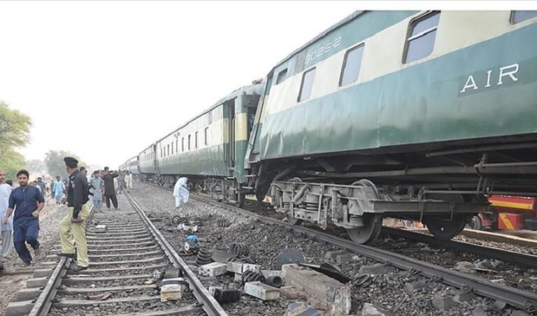 شکارپور میں ریلوے ٹریک پر دھماکہ، جعفر ایکسپریس حادثے کا شکار — 4 افراد زخمی