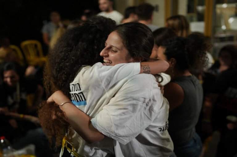 غزہ سے یرغمالیوں کی رہائی پیر کی صبح متوقع، اسرائیل اور حماس میں عمل درآمد کی تیاری مکمل