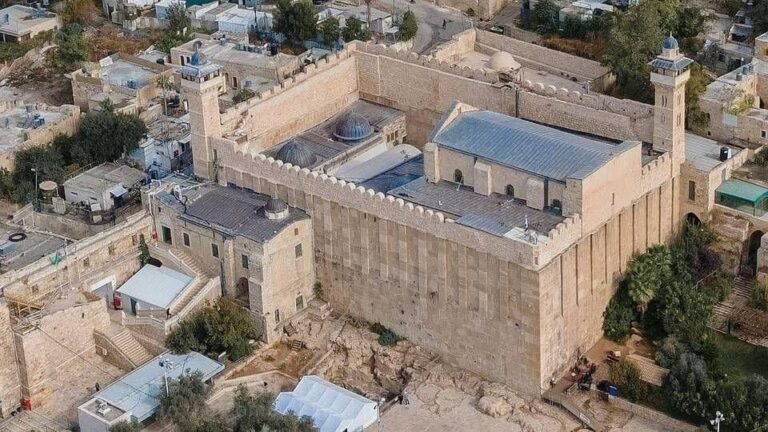 Zionist forces impose curfew on historic Ibrahimi Mosque, open it to illegal immigrants