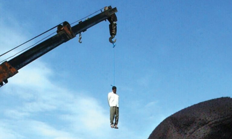 افغانستان: خوست میں ایک ہی خاندان کے 13 افراد کے قاتل کو 80 ہزار افراد کے سامنے سزائے موت