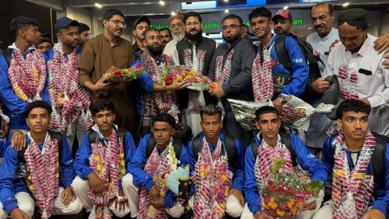 سنگا کپ 2025 میں سلور میڈل جیتنے والی لیاری فٹبال اکیڈمی کی ٹیم وطن واپس پہنچ گئی سنگا کپ 2025 میں سلور میڈل جیتنے والی لیاری فٹبال اکیڈمی کی ٹیم وطن واپس پہنچ گئی