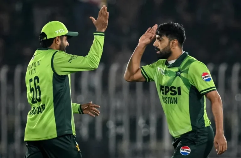 پاکستان نے سنسنی خیز مقابلے میں سری لنکا کو 6 رنز سے شکست دے کر سیریز میں برتری حاصل کر لی پاکستان نے سنسنی خیز مقابلے میں سری لنکا کو 6 رنز سے شکست دے کر سیریز میں برتری حاصل کر لی