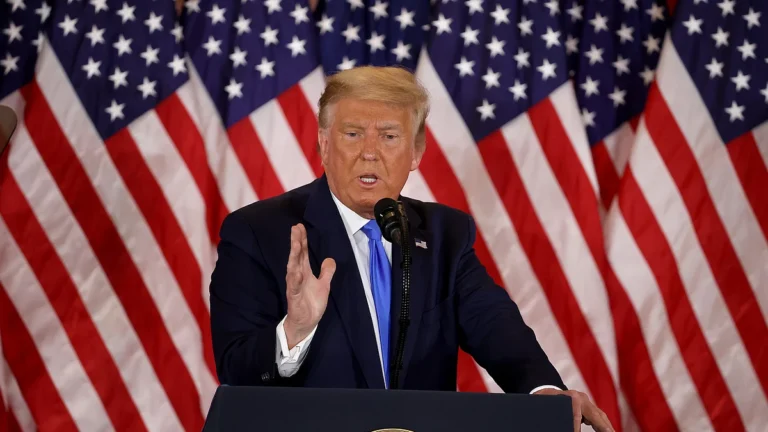 ٹرمپ نے بغیر تنخواہ کام کرنے والے ایئر ٹریفک کنٹرولرز کو 10 ہزار ڈالر بونس دینے کا اعلان کردیا ٹرمپ کا اعلان: “تیسری دنیا سے نقل مکانی مستقل طور پر روکیں گے” — امریکی امیگریشن پالیسی میں بڑی تبدیلیوں کا عندیہ