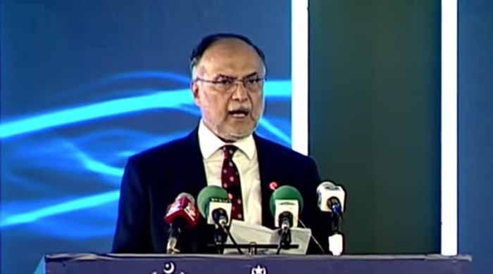 تمام بندرگاہوں کو جدید بنا رہے ہیں، پاکستان دنیا کیلئے سمندری ٹریڈ روٹ ثابت ہوگا: احسن اقبال