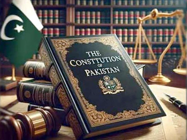 عدالت کو سیاسی اکھاڑہ نہ بنائیں،27 آئینی ترمیم پڑھ کر آئیں، آئینی عدالت کے جج کا مکالمہ