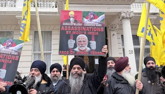 لندن میں بنگلہ دیشی سفارتخانے کے سامنے کشیدگی، بھارتی ہندو مظاہرین اور خالصتان کے حامی سکھ آمنے سامنے