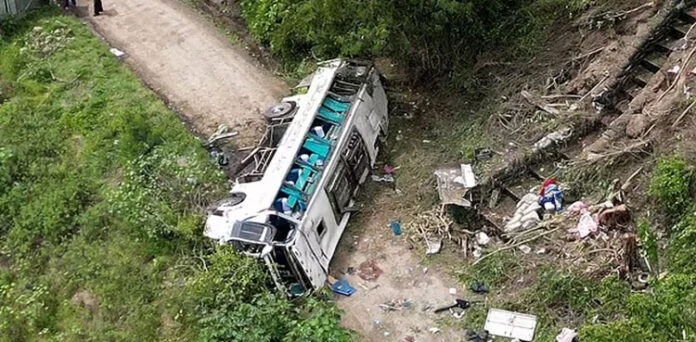 کولمبیا میں افسوسناک حادثہ: اسکول بس کھائی میں جا گری، 17 طالب علم جاں بحق، متعدد زخمی