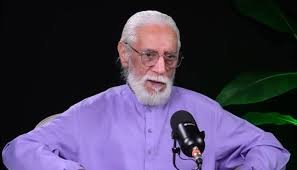 سینئر اداکار راشد محمود کی طبیعت ناساز، مداحوں سے دعاؤں کی اپیل خبر: شوبز انڈسٹری کے سینئر اداکار راشد محمود نے طبیعت ناساز ہونے پر مداحوں سے خصوصی دعاؤں کی اپیل کی ہے۔ کلاسک ڈراموں شاہین، کاجل گھر، اندھیرا اُجالا، مرزا غالب، ریاست اور محبت روٹھ جائے تو سمیت متعدد یادگار کردار نبھانے والے راشد محمود بالخصوص منفی کرداروں کی وجہ سے پہچانے جاتے ہیں۔ حال ہی میں اداکار نے سوشل میڈیا پر ایک ویڈیو پیغام شیئر کیا، جس میں انہوں نے اپنی بیماری کے حوالے سے تفصیل سے آگاہ کیا۔ راشد محمود نے بتایا کہ وہ گزشتہ تقریباً بیس دنوں سے بستر تک محدود ہیں اور اس دوران مختلف طبی پیچیدگیوں کا سامنا رہا ہے۔ ان کا کہنا تھا کہ وہ پہلے ہی دل کے مریض ہیں، تاہم حالیہ دنوں میں ریڑھ کی ہڈی کے مہروں (ورٹیبرا) میں مسئلہ تشخیص ہوا، جس کے بعد انہیں متعدد علاج سے گزرنا پڑا۔ اداکار کے مطابق ابتدا میں انہیں ہسپتال کے ایمرجنسی ڈیپارٹمنٹ منتقل کیا گیا جہاں مختلف