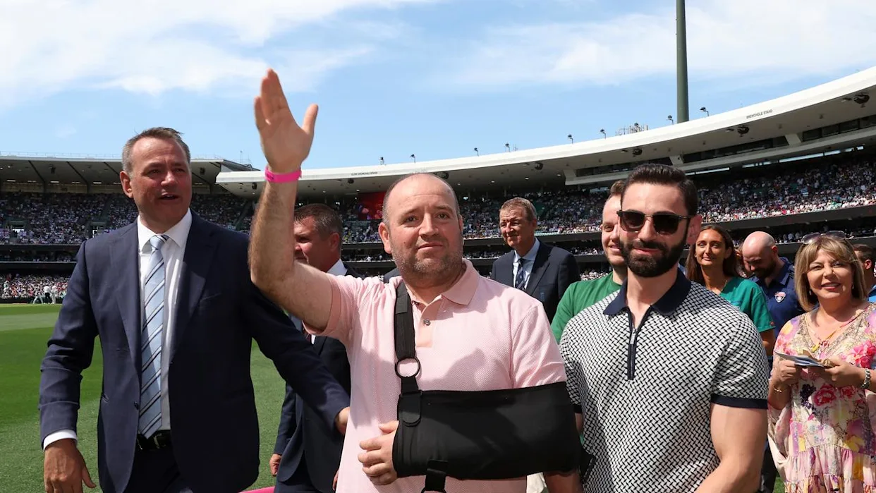 Ashes series: Tribute to heroes of Sydney shooting incident on first day of final Test