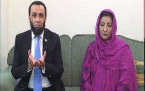 وفاقی وزیر اطلاعات و نشریات عطا اللہ تارڑ نے معروف سینئر نیوز اینکر اور براڈکاسٹر عشرت فاطمہ کو دوبارہ پاکستان ٹیلی ویژن (پی ٹی وی) میں واپسی پر آمادہ کر لیا۔ عشرت فاطمہ نے وزیر اطلاعات کی درخواست قبول کرتے ہوئے بطور مینٹور اور استاد نیوز اینکر پی ٹی وی جوائن کرنے پر رضامندی ظاہر کر دی۔

عشرت فاطمہ کا کہنا تھا کہ “جو کچھ ہم نے زندگی میں ٹھوکریں کھا کر سیکھا، میں چاہتی ہوں وہ تجربہ دوسروں کو سکھاؤں۔ اگر نئے لوگ آسانی سے سیکھ جائیں تو مجھے دلی خوشی ہو گی۔”

ذرائع کے مطابق عشرت فاطمہ کے ریڈیو پاکستان چھوڑنے کی خبر ملتے ہی وفاقی وزیر اطلاعات عطا اللہ تارڑ آج شام خود ان کی رہائش گاہ پہنچے اور ان سے تفصیلی ملاقات کی۔ ملاقات کے دوران وزیر اطلاعات نے عشرت فاطمہ کی 45 سالہ شاندار پیشہ ورانہ خدمات کو سراہتے ہوئے انہیں خراج تحسین پیش کیا۔

عطا اللہ تارڑ نے کہا کہ عشرت فاطمہ نیوز کاسٹنگ اور براڈکاسٹنگ کی دنیا میں ایک مضبوط شناخت اور ادارہ جاتی علامت ہیں۔ “آپ نے اپنے طویل کیریئر میں ملک کے لیے بے مثال خدمات انجام دیں، پاکستان کا بچہ بچہ آپ کو جانتا ہے، آپ پاکستان ٹیلی ویژن کی پہچان ہیں۔”

وفاقی وزیر نے عشرت فاطمہ سے بطور مینٹور پی ٹی وی آنے کی درخواست کرتے ہوئے کہا کہ “آپ کی واپسی سے ادارے میں حوصلہ اور اعتماد بڑھے گا، آپ کی موجودگی پی ٹی وی میں پروفیشنلزم اور نیوٹرلٹی کو مزید مضبوط کرے گی۔”

عطا اللہ تارڑ نے کہا کہ عشرت فاطمہ نے ہمیشہ پیشہ ورانہ غیرجانبداری کے ساتھ کام کیا، ان کا کبھی سیاست سے کوئی تعلق نہیں رہا اور انہوں نے ایک پروفیشنل براڈکاسٹر کی حیثیت سے پوری زندگی دیانت داری سے خدمات سرانجام دیں۔

اس موقع پر عشرت فاطمہ نے وزیر اطلاعات کی جانب سے عزت افزائی پر شکریہ ادا کرتے ہوئے کہا کہ “حوصلہ افزائی اور محبت کا یہ اظہار ہمیشہ یاد رکھا جائے گا۔ میں سکھانے میں بہت دلچسپی رکھتی ہوں اور چاہتی ہوں کہ باصلاحیت افراد کی حوصلہ شکنی کے بجائے ان کی رہنمائی اور سرپرستی کی جائے۔”

انہوں نے مزید کہا کہ وہ کوشش کریں گی کہ اپنے ادارے پاکستان ٹیلی ویژن کے لیے جو کچھ ممکن ہو، وہ ضرور کریں۔

ملاقات کے دوران وفاقی وزیر اطلاعات نے عشرت فاطمہ کے اہلِ خانہ سے بھی ملاقات کی اور ان کی خیریت دریافت کی۔