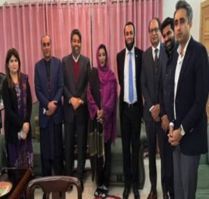 وفاقی وزیر اطلاعات و نشریات عطا اللہ تارڑ نے معروف سینئر نیوز اینکر اور براڈکاسٹر عشرت فاطمہ کو دوبارہ پاکستان ٹیلی ویژن (پی ٹی وی) میں واپسی پر آمادہ کر لیا۔ عشرت فاطمہ نے وزیر اطلاعات کی درخواست قبول کرتے ہوئے بطور مینٹور اور استاد نیوز اینکر پی ٹی وی جوائن کرنے پر رضامندی ظاہر کر دی۔

عشرت فاطمہ کا کہنا تھا کہ “جو کچھ ہم نے زندگی میں ٹھوکریں کھا کر سیکھا، میں چاہتی ہوں وہ تجربہ دوسروں کو سکھاؤں۔ اگر نئے لوگ آسانی سے سیکھ جائیں تو مجھے دلی خوشی ہو گی۔”

ذرائع کے مطابق عشرت فاطمہ کے ریڈیو پاکستان چھوڑنے کی خبر ملتے ہی وفاقی وزیر اطلاعات عطا اللہ تارڑ آج شام خود ان کی رہائش گاہ پہنچے اور ان سے تفصیلی ملاقات کی۔ ملاقات کے دوران وزیر اطلاعات نے عشرت فاطمہ کی 45 سالہ شاندار پیشہ ورانہ خدمات کو سراہتے ہوئے انہیں خراج تحسین پیش کیا۔

عطا اللہ تارڑ نے کہا کہ عشرت فاطمہ نیوز کاسٹنگ اور براڈکاسٹنگ کی دنیا میں ایک مضبوط شناخت اور ادارہ جاتی علامت ہیں۔ “آپ نے اپنے طویل کیریئر میں ملک کے لیے بے مثال خدمات انجام دیں، پاکستان کا بچہ بچہ آپ کو جانتا ہے، آپ پاکستان ٹیلی ویژن کی پہچان ہیں۔”

وفاقی وزیر نے عشرت فاطمہ سے بطور مینٹور پی ٹی وی آنے کی درخواست کرتے ہوئے کہا کہ “آپ کی واپسی سے ادارے میں حوصلہ اور اعتماد بڑھے گا، آپ کی موجودگی پی ٹی وی میں پروفیشنلزم اور نیوٹرلٹی کو مزید مضبوط کرے گی۔”

عطا اللہ تارڑ نے کہا کہ عشرت فاطمہ نے ہمیشہ پیشہ ورانہ غیرجانبداری کے ساتھ کام کیا، ان کا کبھی سیاست سے کوئی تعلق نہیں رہا اور انہوں نے ایک پروفیشنل براڈکاسٹر کی حیثیت سے پوری زندگی دیانت داری سے خدمات سرانجام دیں۔

اس موقع پر عشرت فاطمہ نے وزیر اطلاعات کی جانب سے عزت افزائی پر شکریہ ادا کرتے ہوئے کہا کہ “حوصلہ افزائی اور محبت کا یہ اظہار ہمیشہ یاد رکھا جائے گا۔ میں سکھانے میں بہت دلچسپی رکھتی ہوں اور چاہتی ہوں کہ باصلاحیت افراد کی حوصلہ شکنی کے بجائے ان کی رہنمائی اور سرپرستی کی جائے۔”

انہوں نے مزید کہا کہ وہ کوشش کریں گی کہ اپنے ادارے پاکستان ٹیلی ویژن کے لیے جو کچھ ممکن ہو، وہ ضرور کریں۔

ملاقات کے دوران وفاقی وزیر اطلاعات نے عشرت فاطمہ کے اہلِ خانہ سے بھی ملاقات کی اور ان کی خیریت دریافت کی۔