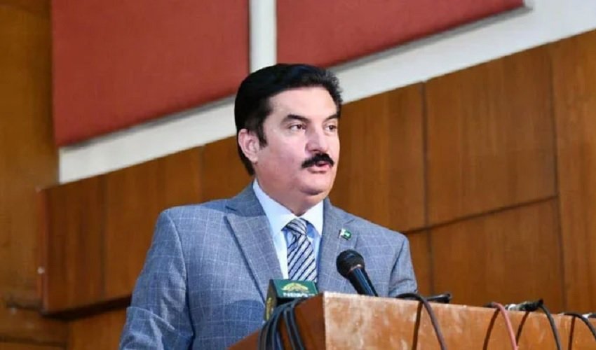 گورنر خیبر پختونخوا فیصل کریم کنڈی نےکہا ہےکہ صوبائی حکومت افغانستان کا کیس لڑنے کے بجائے صوبے میں امن، استحکام اور سرمایہ کاری کے فروغ پر توجہ دی ۔ گورنر کےمطابق دنیا یہ کہہ رہی ہے کہ افغانستان کی سرزمین دہشت گردی کے لیے استعمال ہو رہی ہے، جو گروہ ریاست اور آئین کو نہیں مانتا اسے سپیس دینا ناقابلِ قبول ہے۔