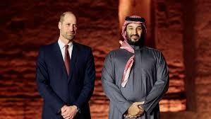 برطانیہ کے شہزادہ ولیم نے سعودی عرب میں الطریف اور الولا کا دورہ کیا ریاض (ویب ڈیسک): برطانیہ کے شہزادہ ولیَم نے پیر کے روز سعودی ولی عہد و وزیر اعظم شہزادہ محمد بن سلمان کے ہمراہ یونیسکو کے عالمی ثقافتی ورثے کے مقام الطریف کا دورہ کیا۔ یہ دورہ تین روزہ سرکاری دورے کے دوران ہوا، جو شہزادہ ولیم کا سعودی عرب کا پہلا باضابطہ دورہ ہے۔ سرکاری سعودی پریس ایجنسی کے مطابق کنگ خالد انٹرنیشنل ایئرپورٹ پر ریاض ریجن کے نائب گورنر شہزادہ محمد بن عبدالرحمن بن عبدالعزیز نے ولیم کا استقبال کیا۔ استقبالیہ تقریب میں برطانیہ میں سعودی سفیر شہزادہ عبداللہ بن خالد بن سلطان اور سعودی عرب میں برطانوی سفیر اسٹیفن چارلس ہچن بھی موجود تھے۔ کینسنگٹن پیلس کے مطابق یہ دورہ برطانوی حکومت کی جانب سے دونوں ممالک کے تعلقات کو مزید مضبوط بنانے کے لیے کیا گیا ہے۔ دورے کے دوران شہزادہ ولیم ولی عہد شہزادہ محمد بن سلمان سے ملاقات کریں گے۔ واضح رہے کہ گزشتہ برس برطانوی وزیر خزانہ کے دورے کے دوران 6.4 ارب پاؤنڈ (8.7 ارب ڈالر) مالیت کے تجارتی اور سرمایہ کاری معاہدے طے پائے تھے۔ شہزادہ ولیم اس دورے کے دوران سعودی عرب کی معاشی اصلاحات، ثقافتی سرگرمیاں، ماحولیاتی منصوبے اور نوجوانوں کے لیے اقدامات کا جائزہ لیں گے۔ علاوہ ازیں وہ پائیدار ترقی، شہری منصوبہ بندی، خواتین کے کھیل، ای اسپورٹس اور ماحولیاتی تحفظ سے متعلق سرگرمیوں میں حصہ لیں گے۔ دورے کے دوران وہ تاریخی شہر الولا بھی جائیں گے، جہاں وہ جنگلی حیات کے محفوظ علاقوں کا معائنہ، مقامی کمیونٹی سے ملاقات اور پرنس آف ویلز ہاؤس کا دورہ کریں گے، جو برطانیہ اور سعودی عرب کے درمیان فنون اور ثقافتی تعاون کو فروغ دینے کے لیے قائم کیا گیا ہے۔