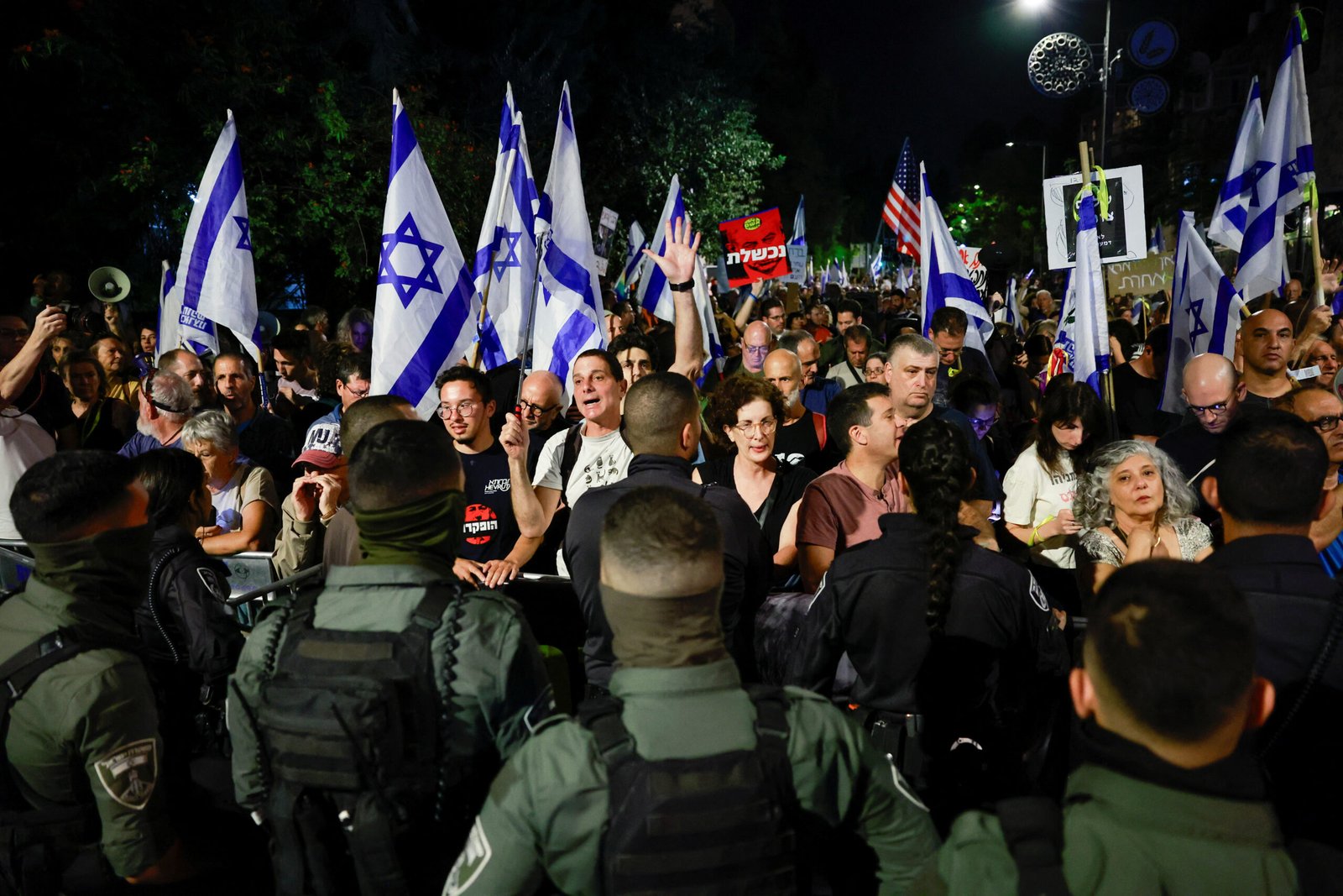 Protest against Netanyahu outside the residence of the US ambassador to Israel, demands withdrawal of support
