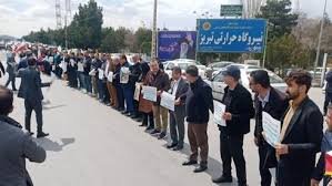 ایران میں ممکنہ حملوں کی دھمکیوں کے خلاف عوامی ردعمل، اہم تنصیبات پر انسانی زنجیروں کا مظاہرہ