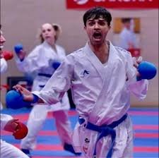 پاکستان سپر لیگ (پی ایس ایل) الیون کے 28ویں میچ میں ملتان سلطانز نے کراچی کنگز کو 10 رنز سے شکست دے دی۔ نیشنل اسٹیڈیم کراچی میں کھیلے جارہے میچ میں سلطانز کے 208 رنز کے بڑے ہدف کے تعاقب میں کنگز کے بلے بازوں سے بھرپور مزاحمت کی تاہم وہ جیت کے قریب پہنچ کر ہمت ہار گئے۔ کنگز کی ٹیم 196 رنز پر پویلین لوٹ گئی جس میں ریزاہینڈرکس کے 49 اور عباس آفریدی کے 34رنز شامل تھے جب کہ سلطانز کی جانب سے عرفات منہاس سب سے کامیاب بولر رہے جنہوں نے 32رنز دے کر 3 کھلاڑی آؤٹ کیے۔ اس سے قبل ملتان سلطانز نے پہلے بیٹنگ کرتے ہوئے مقررہ 20 اوورز میں 7 وکٹوں کے نقصان پر 207 رنز بنائے۔سلطانز کا آغاز مایوس کن رہا جب دوسرے اوور کی تیسری گیند پر خوشدل شاہ نے اسٹیو اسمتھ کو صفر پر آؤٹ کر کے کراچی کنگز کو بڑی کامیابی دلائی۔ اس کے بعد اویس ظفر اور جوش فلپ نے اننگز کو سنبھالا اور ٹیم کا اسکور 50 سے اوپر لے گئے۔ دونوں کے درمیان دوسری وکٹ کے لیے 66 رنز کی شراکت قائم ہوئی، تاہم خوشدل شاہ نے ایک بار پھر وار کرتے ہوئے جوش فلپ کو آؤٹ کر دیا جنہوں نے 23 گیندوں پر 44 رنز کی برق رفتار اننگز کھیلی۔ شان مسعود نے کریز پر آکر اویس ظفر کا ساتھ دیا اور ٹیم کا اسکور 100 کے پار پہنچایا۔ خوشدل شاہ نے اپنی بہترین فارم برقرار رکھتے ہوئے اویس ظفر کو بھی پویلین کی راہ دکھائی، جنہوں نے 36 رنز بنائے۔ اگلے ہی اوور میں معین علی نے شان مسعود کو 46 رنز پر آؤٹ کر کے میچ پر گرفت مضبوط کر لی۔ کپتان ایشٹن ٹرنر 11 اور عرفات منہاس 17 رنز بنا کر آؤٹ ہوئے۔ حسن علی اور ایڈم زیمپا نے بھی ایک ایک وکٹ حاصل کی جبکہ محمد نواز 12 رنز بنا کر پویلین لوٹے۔ آخری اوور میں محمد عمران نے دھواں دھار بیٹنگ کرتے ہوئے دو چوکوں اور دو چھکوں کی مدد سے ٹیم کا اسکور 200 سے اوپر پہنچا دیا۔ وہ 8 گیندوں پر 26 رنز بنا کر ناٹ آؤٹ رہے، جبکہ محمد وسیم نے 7 رنز بنائے۔ کراچی کنگز کی جانب سے خوشدل شاہ 35 رنز دے کر 3 وکٹوں کے ساتھ نمایاں باؤلر رہے، معین علی نے دو جبکہ حسن علی اور ایڈم زیمپا نے ایک ایک وکٹ حاصل کی۔