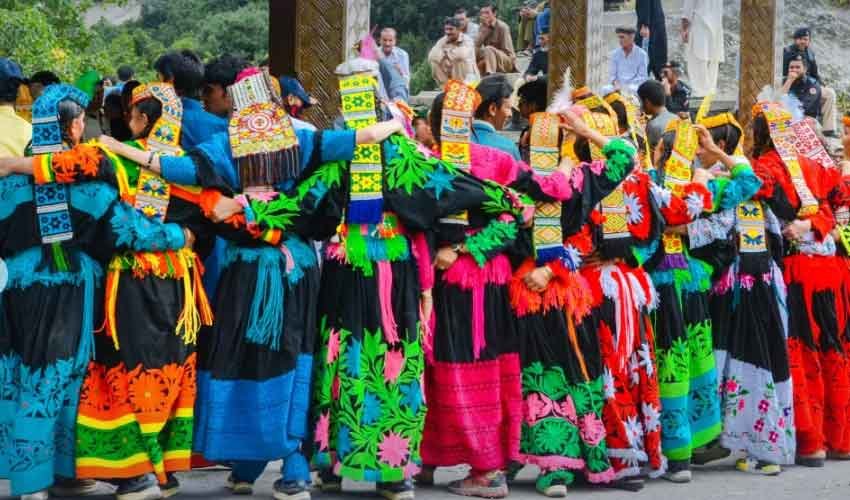 خیبر پختونخوا حکومت نے کیلاش کمیونٹی کے لیے پہلی بار باقاعدہ میرج بل پیش کردیا