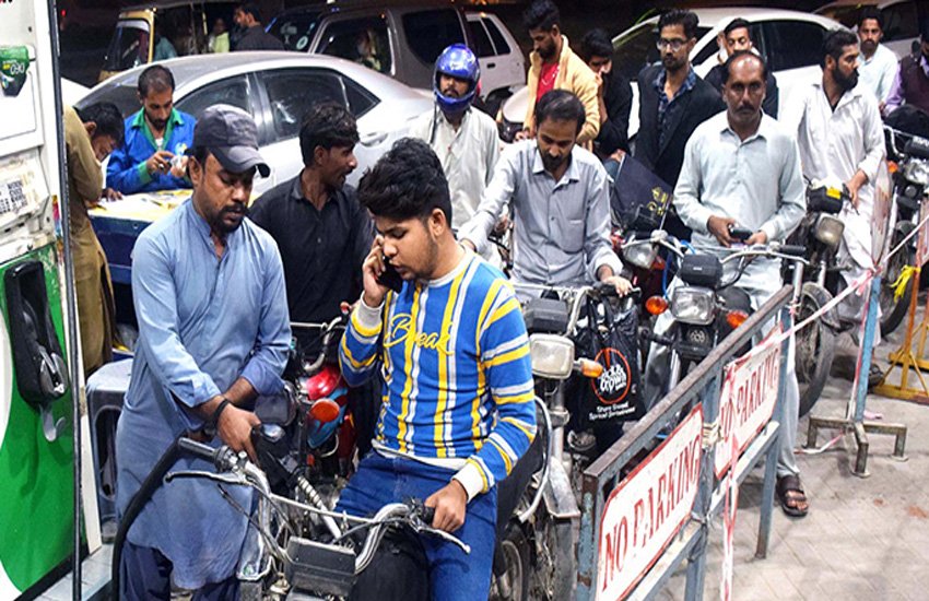 حکومت نے پیٹرولیم مصنوعات کی قیمتوں میں کمی کا نوٹیفکیشن جاری  کر دیا