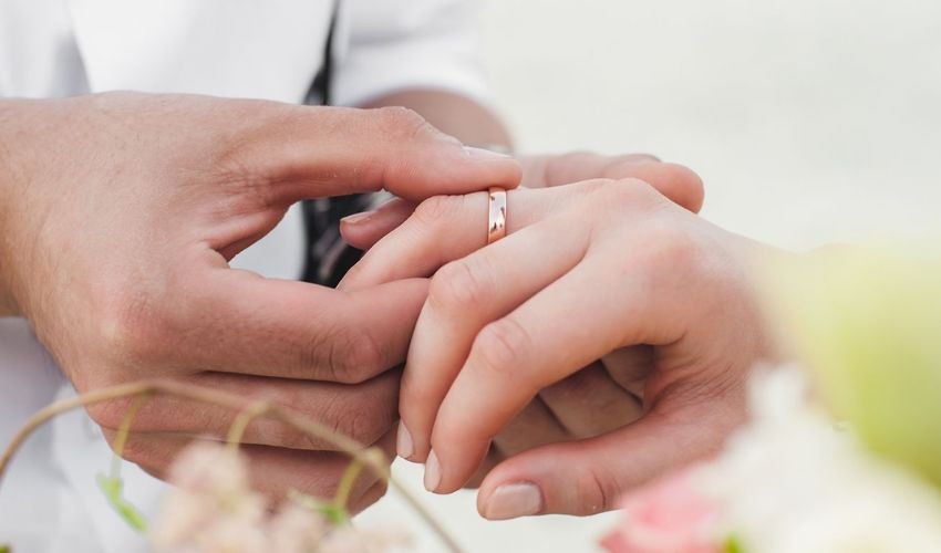 خیبرپختونخوا میں سرکاری ملازمین کےغیرملکیوں سے شادی پر پابندی کا قانون منظور