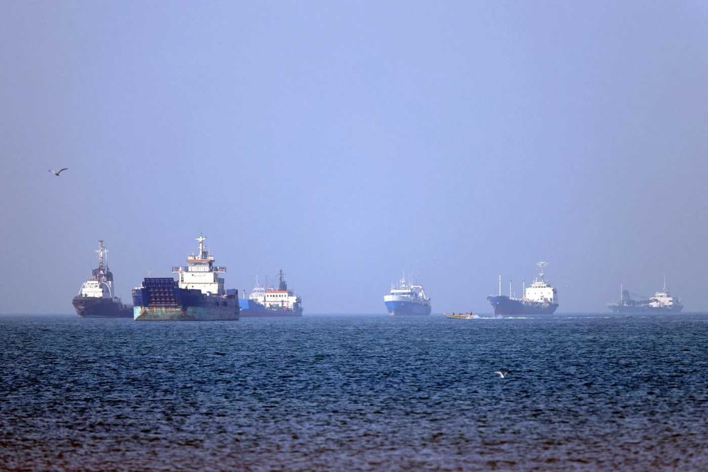6 Iranian boats destroyed in the Strait of Hormuz, US claims, Tehran denies