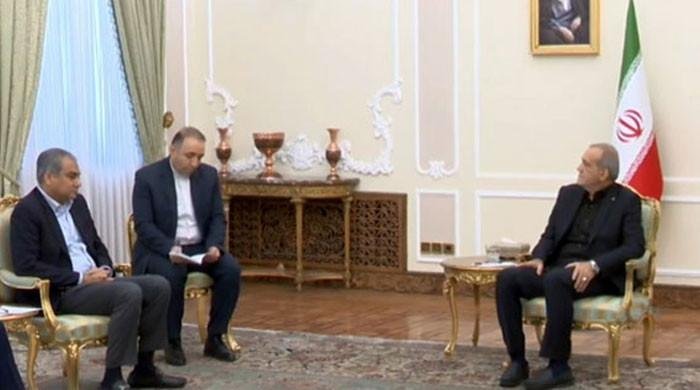 Pakistani Interior Minister Mohsin Naqvi held an important meeting with Iranian President Peshkeshian for an hour and a half, discussing US negotiations.