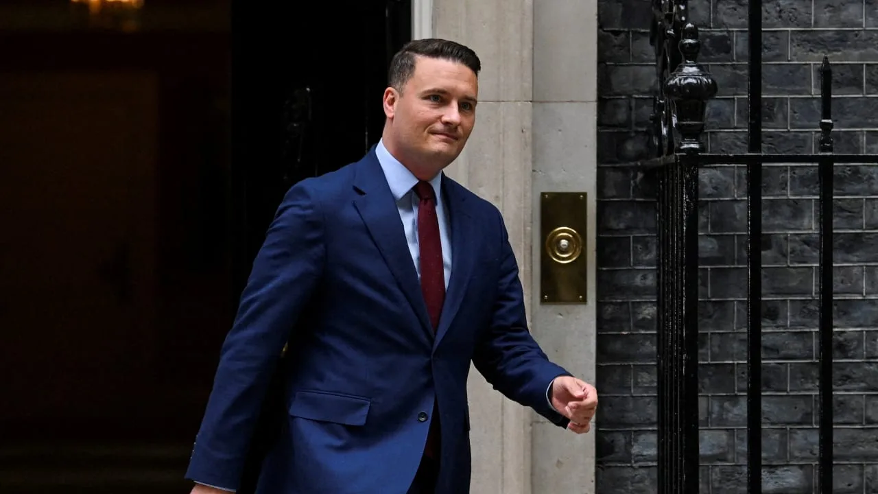 Political crisis in Britain intensifies, senior minister resigns, Starmer's leadership in danger