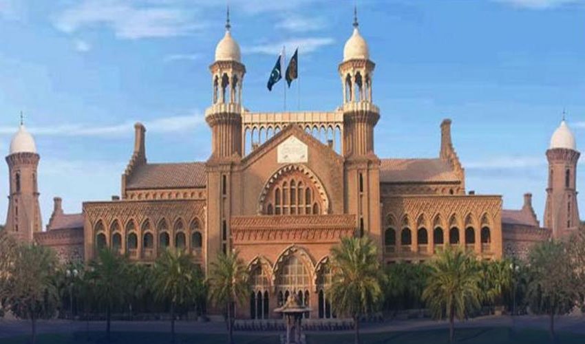 لاہور ہائیکورٹ نے نابالغ بچوں کے حقوق سے متعلق اہم فیصلہ سناتے ہوئے قرار دیا ہے کہ والدین کسی بھی سمجھوتے کے ذریعے بچے کے نان نفقہ اور وراثتی حقوق ختم نہیں کر سکتے۔ جسٹس محسن اخترکیانی نے محمد ولید ارشد کی درخواست پرپانچ صفحات پرمشتمل تحریری فیصلہ جاری کیا،درخواست گزار نےفریقین کےدرمیان سمجھوتہ طے پانےکےبعد درخواست واپس لینے کی استدعا کی تھی،جسے عدالت نے منظور کرتے ہوئےدرخواست نمٹا دی،تاہم فیصلےمیں نابالغ بچوں کے حقوق کے حوالے سے اہم قانونی اصول بھی وضع کیے گئے۔ فیصلے کے مطابق فریقین کے درمیان ہونے والے سمجھوتے میں ماں نے نابالغ بچی کے نان نفقہ اور وراثتی حقوق سے دستبرداری اختیار کی تھی۔ سمجھوتے میں یہ شق بھی شامل تھی کہ بچی مستقبل میں والد سے کسی قسم کے نان نفقہ کا مطالبہ نہیں کرے گی اور اسے والد کی وراثت سے بھی محروم تصور کیا جائے گا۔ عدالت نے قرار دیا کہ نابالغ بچے کا نان نفقہ باپ کی مسلسل قانونی، اخلاقی اور مذہبی ذمہ داری ہے۔ نان نفقہ کا حق بچے کا ذاتی حق ہے، ماں اس حق کی مالک نہیں بلکہ صرف سرپرست ہوتی ہے، اس لیے وہ نابالغ کے مستقبل کے نان نفقہ کے حق سے مستقل طور پر دستبردار نہیں ہو سکتی۔ فیصلے میں کہا گیا کہ نابالغ کے مستقبل کے نان نفقہ سےدستبرداری کی کوئی بھی شق قانوناً غیر مؤثر ہوگی، جبکہ بچے کو نان نفقہ یا وراثت سے مستقل محروم کرنا آئین کے بھی منافی ہے۔ عدالت نے واضح کیا کہ والدین کی رضامندی کسی ایسے سمجھوتے کو قانونی حیثیت نہیں دے سکتی جو بچے کے مفاد کے خلاف ہو۔ لاہور ہائیکورٹ نے مزید قرار دیا کہ نابالغ کے مستقبل کے وراثتی حقوق ختم کرنے یا ترک کرنے کی ہر شق ابتدا سے ہی غیر قانونی تصور ہوگی اور ایسی شقیں مستقبل میں نابالغ کی جانب سے دائر کیے جانے والے کسی بھی دعوے کی راہ میں رکاوٹ نہیں بن سکیں گی۔ عدالت نے فیملی کورٹس کو ہدایت کی کہ نابالغ بچوں سے متعلق کسی بھی سمجھوتے کو صرف والدین کی رضامندی کی بنیاد پر قبول نہ کیا جائے بلکہ ہر معاملے میں بچے کے بہترین مفاد، فلاح و بہبود اور قانونی حقوق کا تفصیلی جائزہ لیا جائے فیصلے میں کہا گیا کہ بچے کے مفاد کے خلاف کسی بھی شق کو نہ تو عدالتی حکم کا حصہ بنایا جا سکتا ہے اور نہ ہی فیملی کورٹ اسے قبول کر سکتی ہے۔