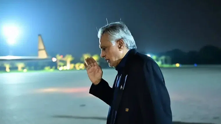 اسحاق ڈار چار ملکی وزرائے خارجہ اجلاس میں شرکت کیلئے استنبول روانہ