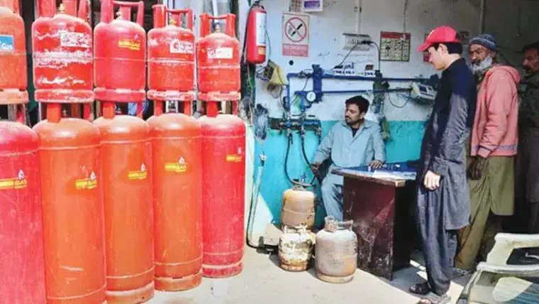 ایل پی جی مہنگی، فی کلو قیمت 650 روپے تک پہنچ گئی، شہری پریشان