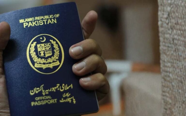 سینیٹ میں بلیو پاسپورٹ پر بحث، ریٹائرڈ سیکرٹریز کے کینسل کریں یا پھر ہمیں بھی دیں، سینیٹر ناصر بٹ