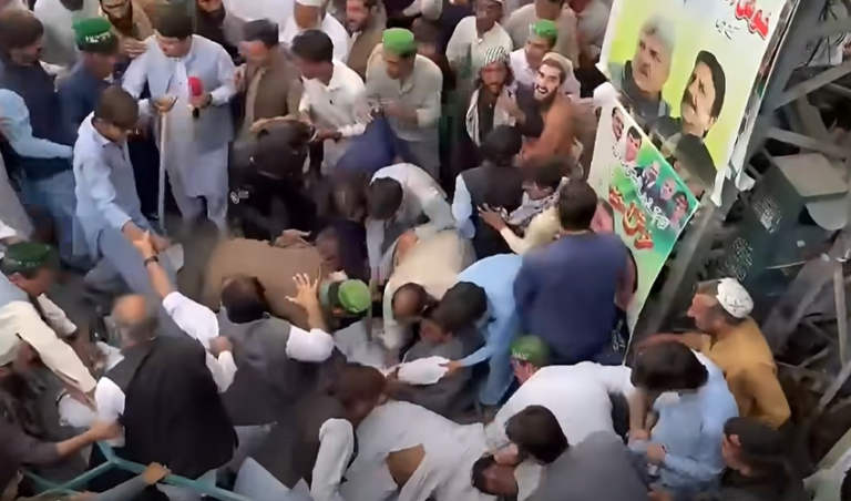 سوات میں مسلم لیگ (ن) کا جلسہ، اسٹیج پر لگی سیڑھی ٹوٹنے سے متعدد کارکن زخمی