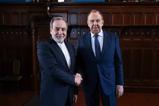 روسی وزیر خارجہ سرگئی لاوروف ایران پہنچ گئے، جنگ کے خاتمے اور علاقائی کشیدگی پر مذاکرات متوقع