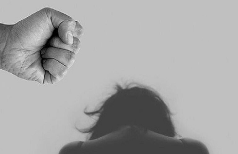 لاہور: موٹر سائیکل سوار شخص کا اسکوٹی چلانے والی لڑکی پر بدترین تشدد
